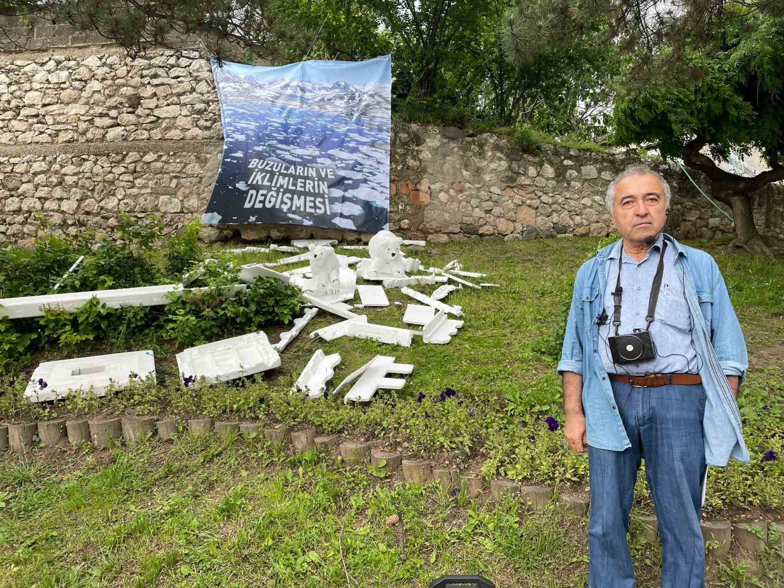 Çevre aktivisti buzulların erimesine dikkat çekti