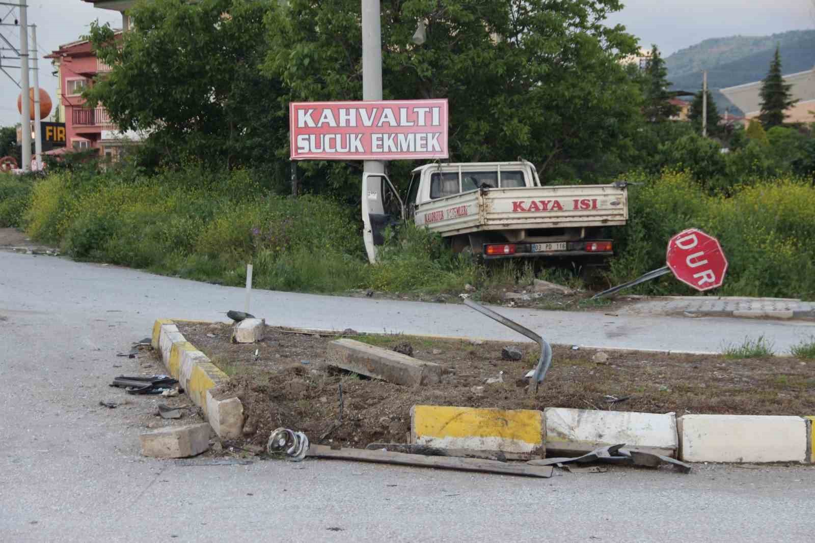 Afyonkarahisar'da korkunç kaza: 1 ölü, 4 yaralı!