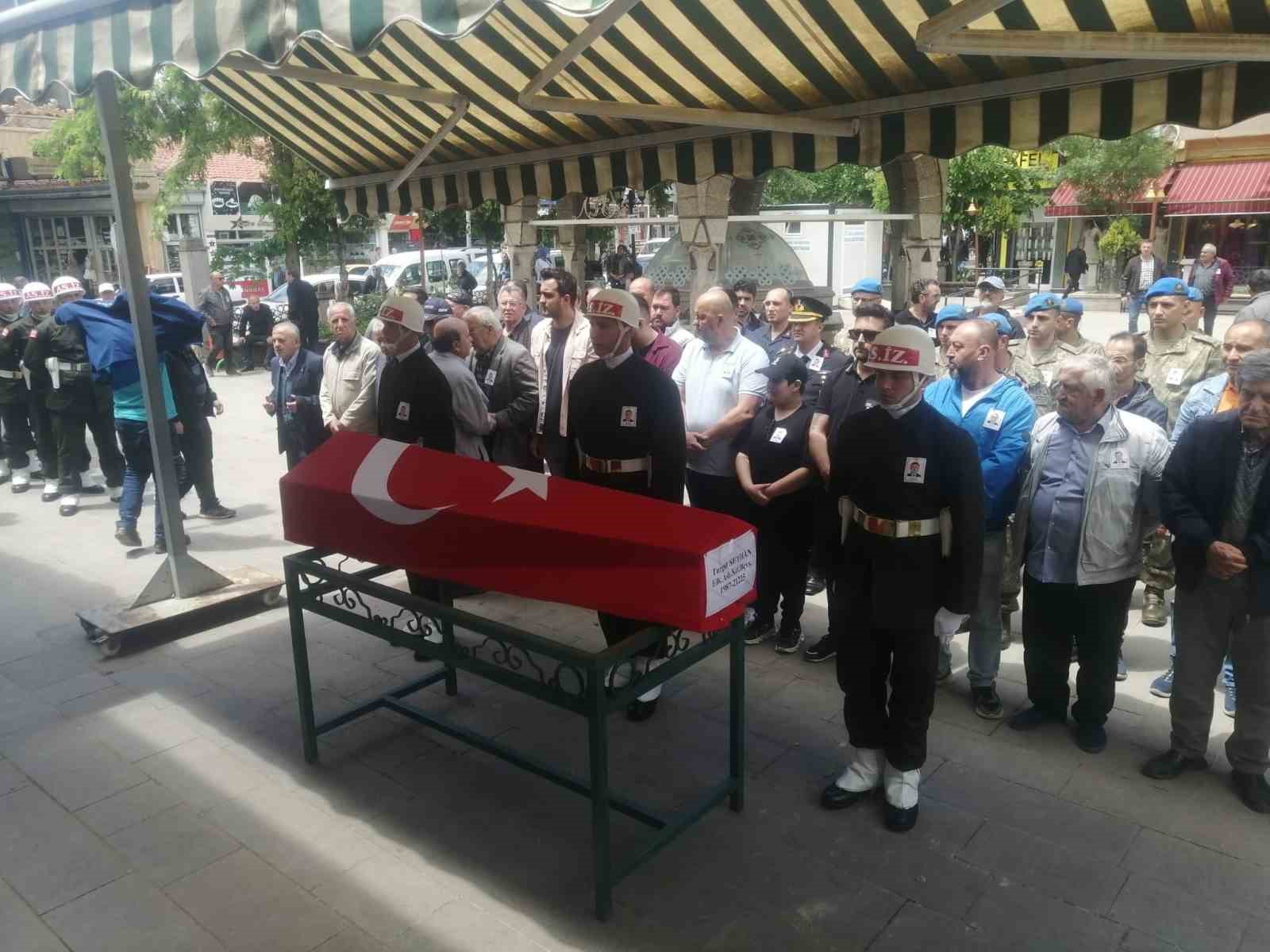 Astsubay Turgut Seyhan ilik kanseri nedeniyle hayatını kaybetti. (Isparta'da defnedildi)