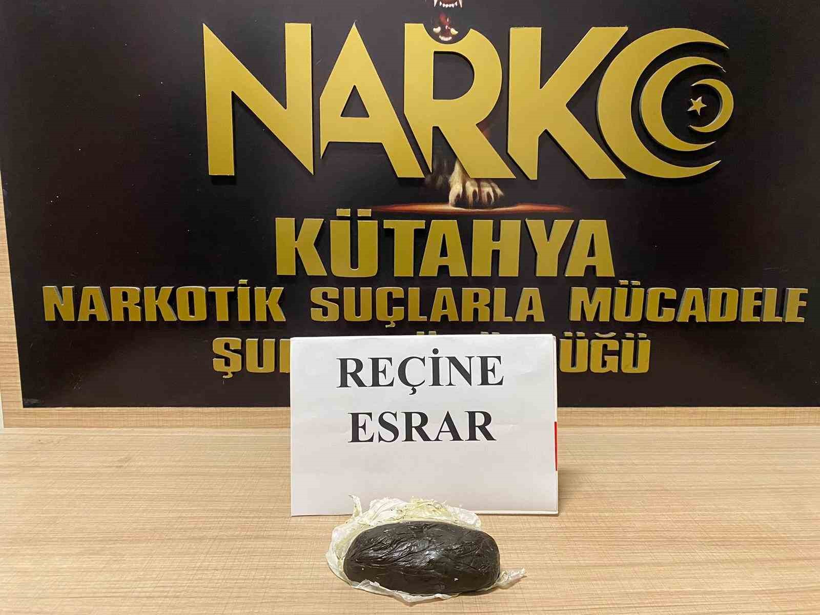 Kütahya'da polis uygulama noktasında 375 gram esrar ele geçirildi.