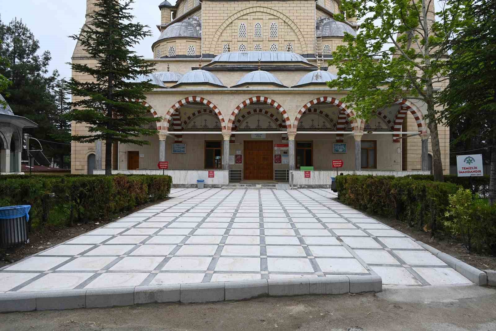 Isparta Belediyesi, Hayırlar Selimiye Camiinde Çevre Düzenlemesi Yaptı.