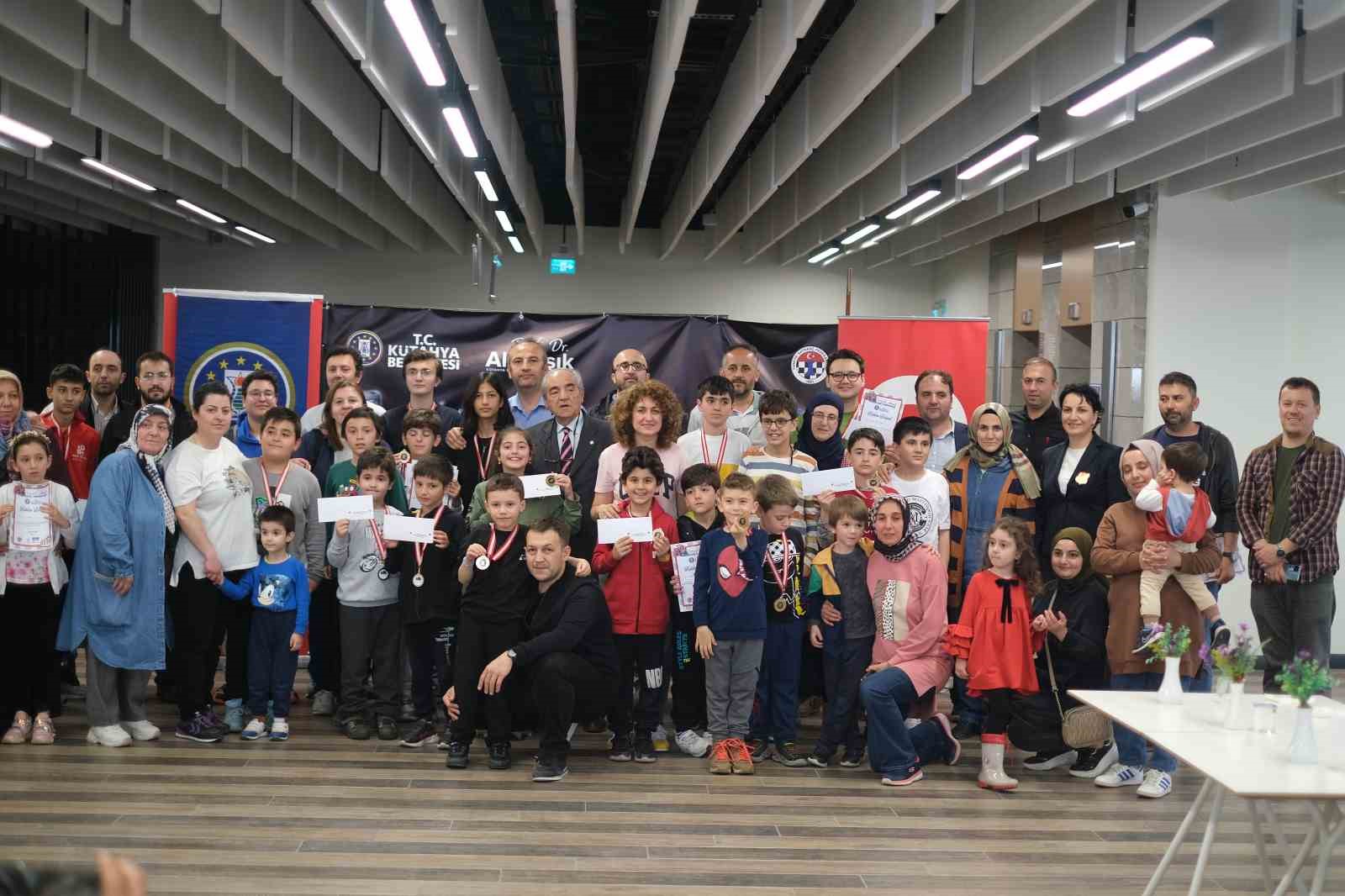 Kütahya'da Hisarlı Ahmet Satranç Turnuvası tamamlandı.