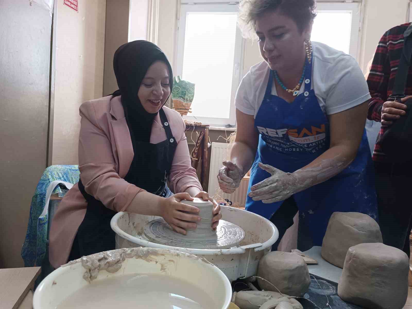 Seyitgazi'de Halk Eğitim Merkezi yılsonu sergisinde eserler sergilendi.