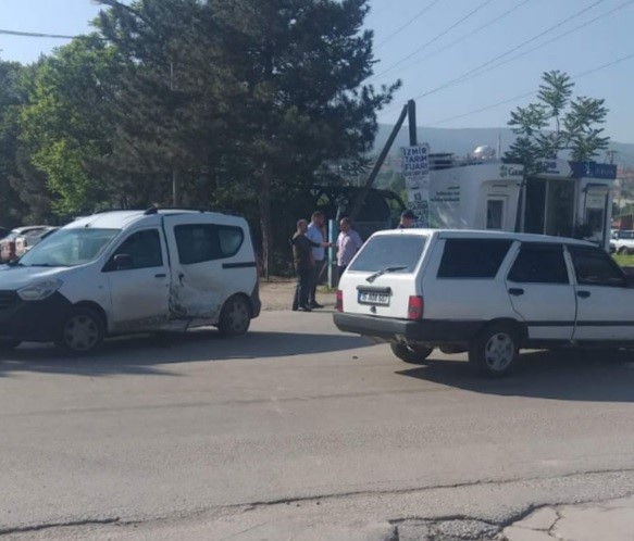 Kütahya'nın Tavşanlı ilçesinde trafik kazası: 3 yaralı.