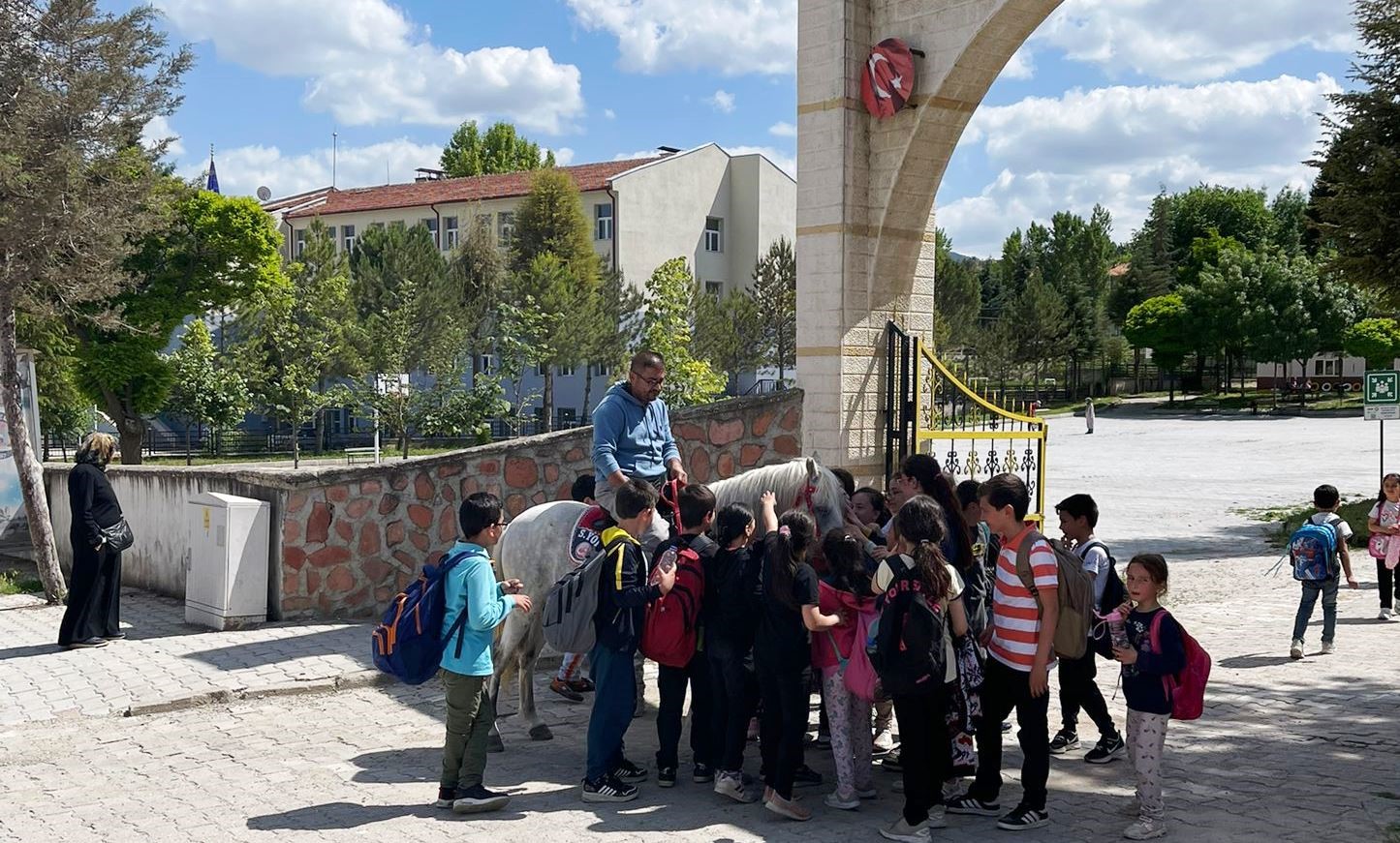 Hisarcık'ta öğrenciler atla buluştu!