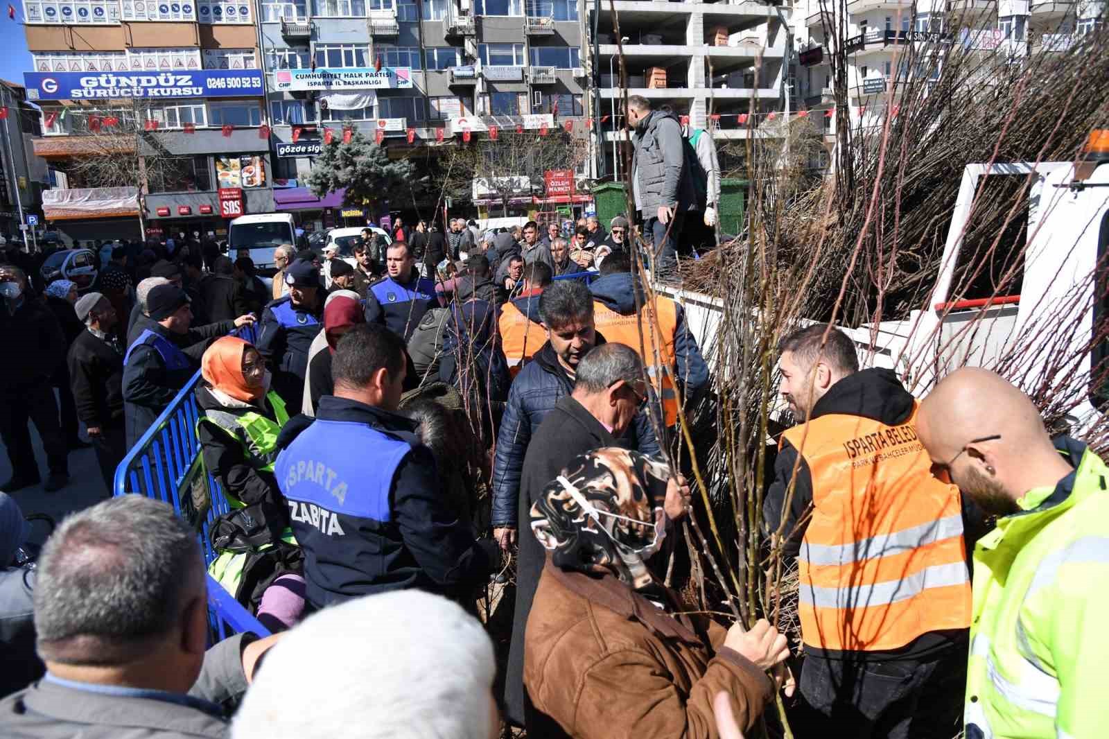 Isparta'da 10 Bin Ücretsiz Armut Fidanı Dağıtımı