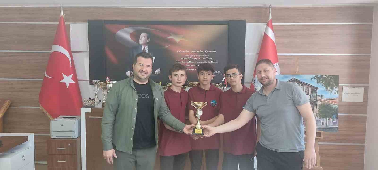 Afyonkarahisar Spor Kulübü öğrencileri Floor Curling'te Türkiye üçüncüsü oldu.