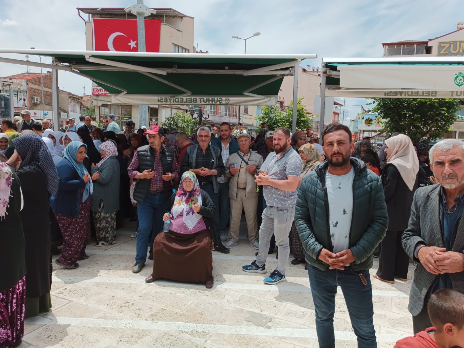 Şuhut'ta Hacı Adayları Sevinç Gözyaşlarıyla Uğurlandı.