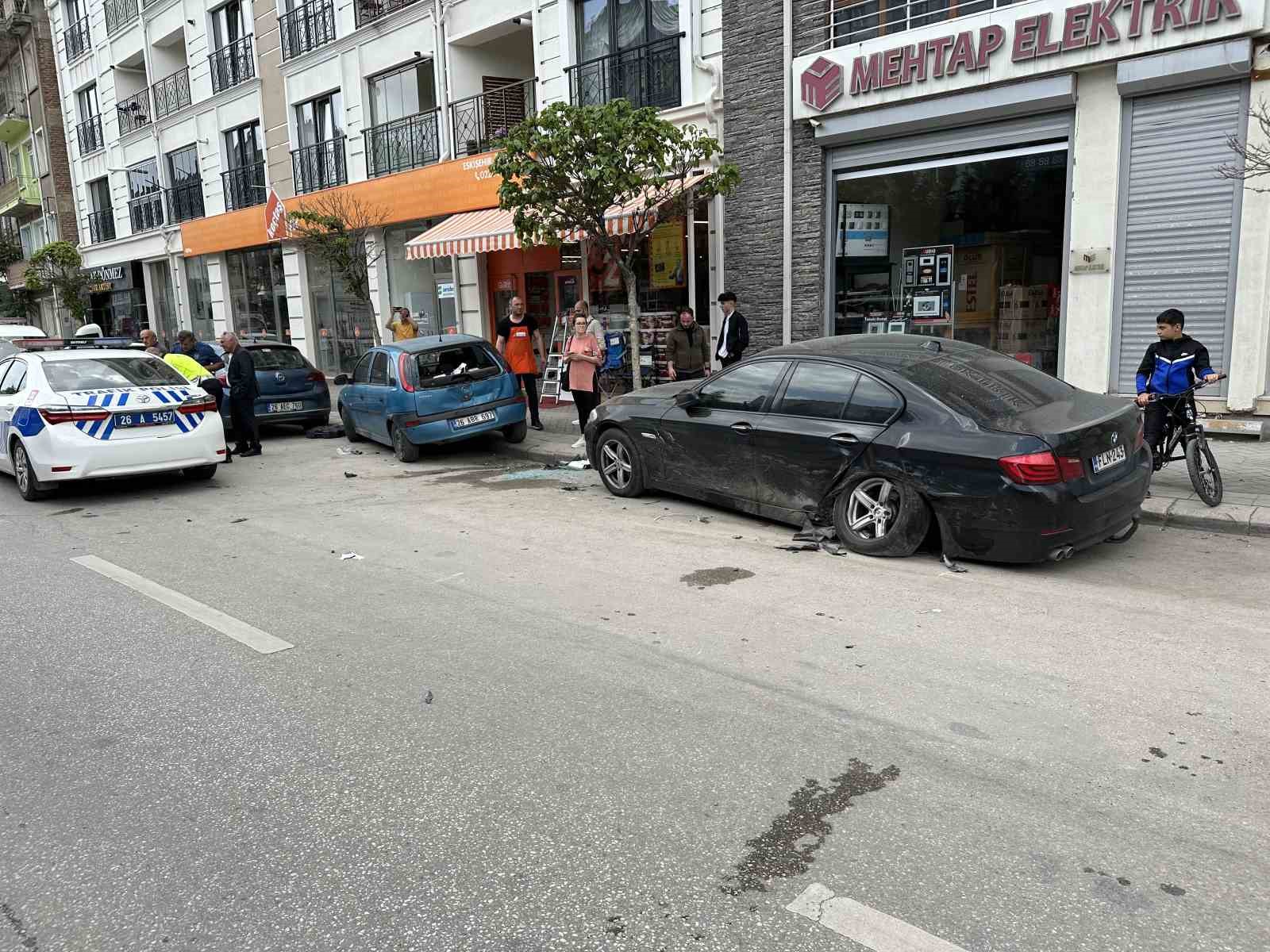 Eskişehir'de sara nöbeti geçiren sürücü, 2 araca çarptı.