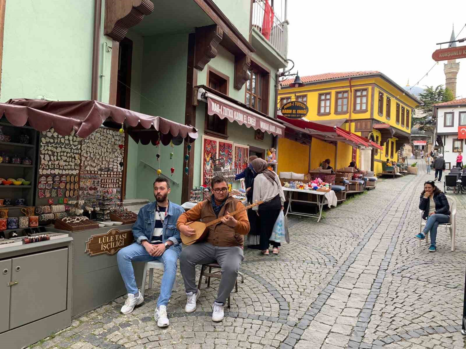 Eskişehir esnafı turistleri türkülerle karşılıyor.