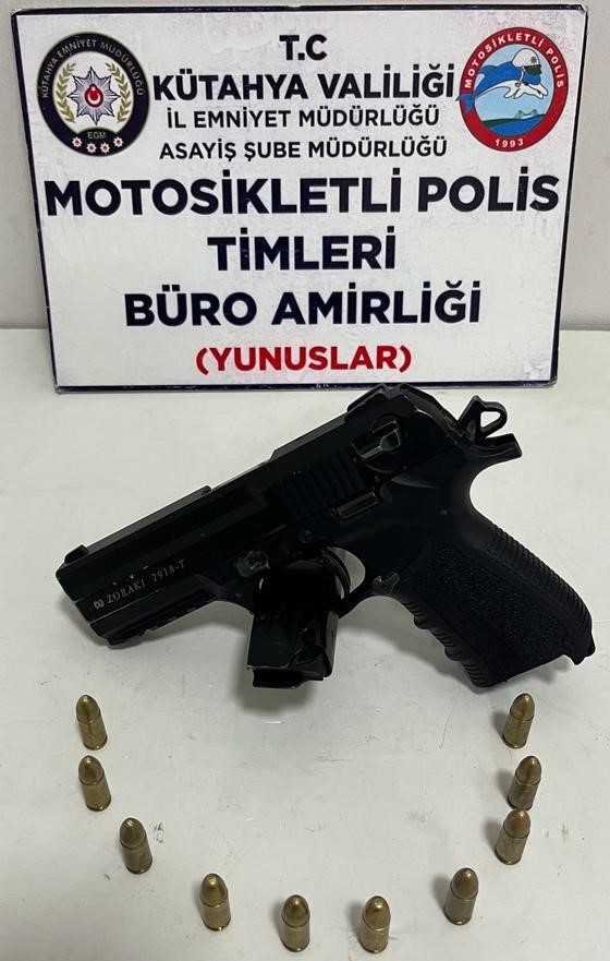 Kütahya'da Motosikletli Polisler, Silah ve Fişek Ele Geçirdi.