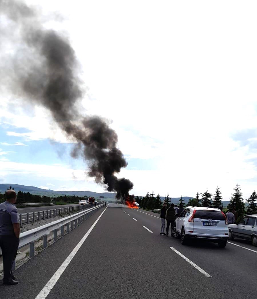 Kütahya'da Otomobil Alev Aldı, Yangın Söndürüldü