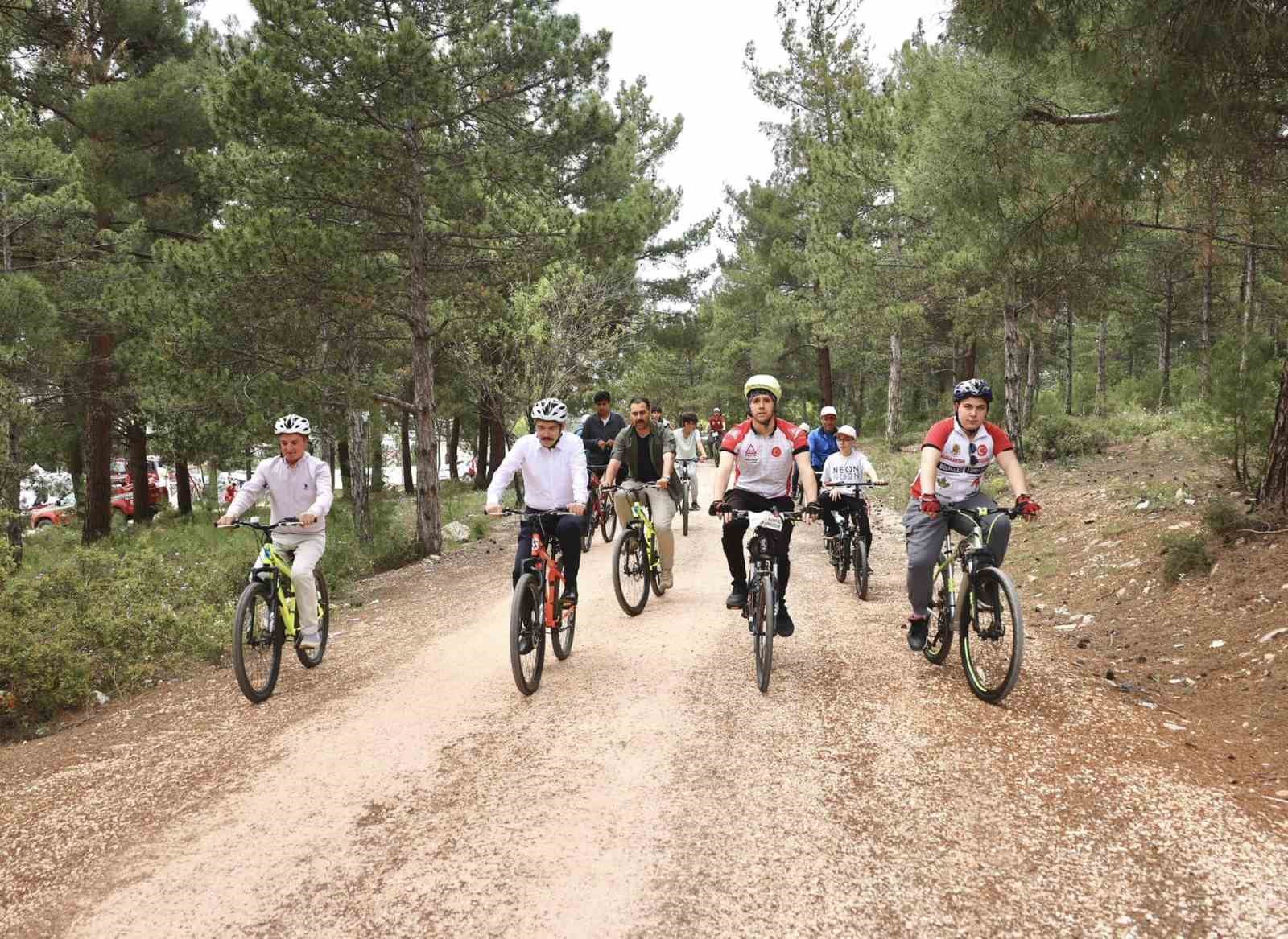 Vali Kızılkaya, gençlerle birlikte doğa turunda pedal çevirdi.