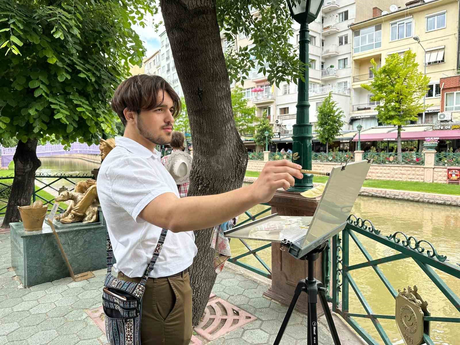 Üniversite Öğrencisi Eskişehir'i Boyayarak Tanıyor