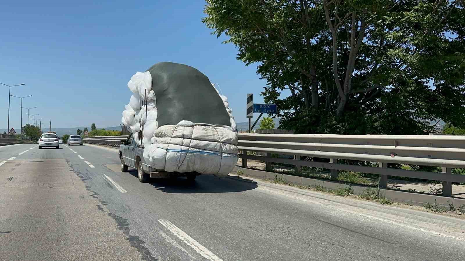 Eskişehir'de Tehlikeli Yolculuk: Pikap Devasa Yüküyle Görenleri Şoke Etti!