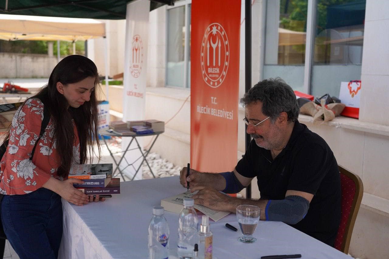 Bilecik'te Kitap Kafe ve Yazar Ahmet Ümit Okuyucularla Buluştu