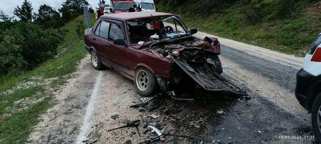 Bilecik'te kafa kafaya çarpışan iki otomobilde 1 kişi hayatını kaybetti