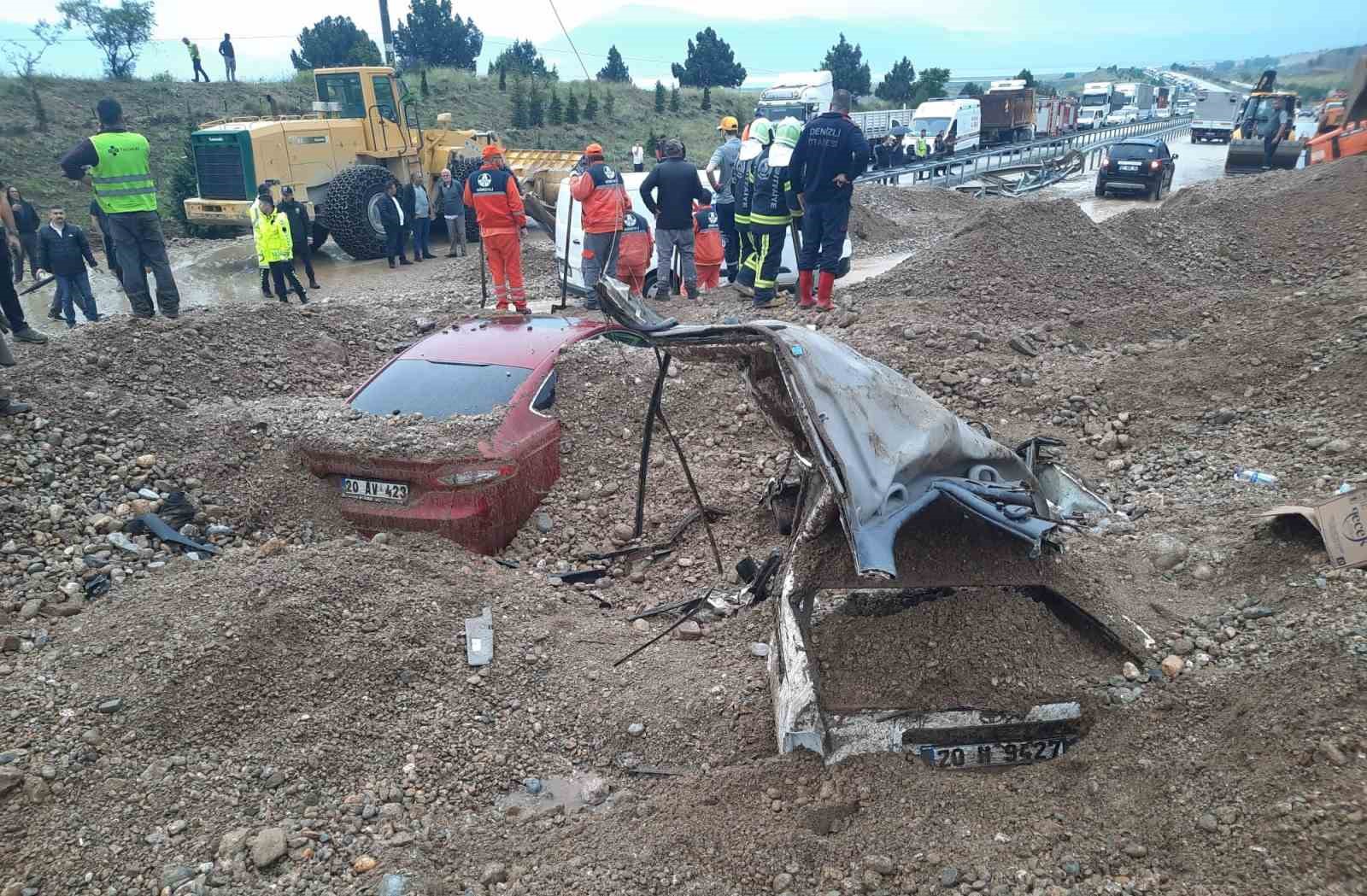 Afyon-Denizli karayolunda sel baskını: 1 ölü, 1 yaralı