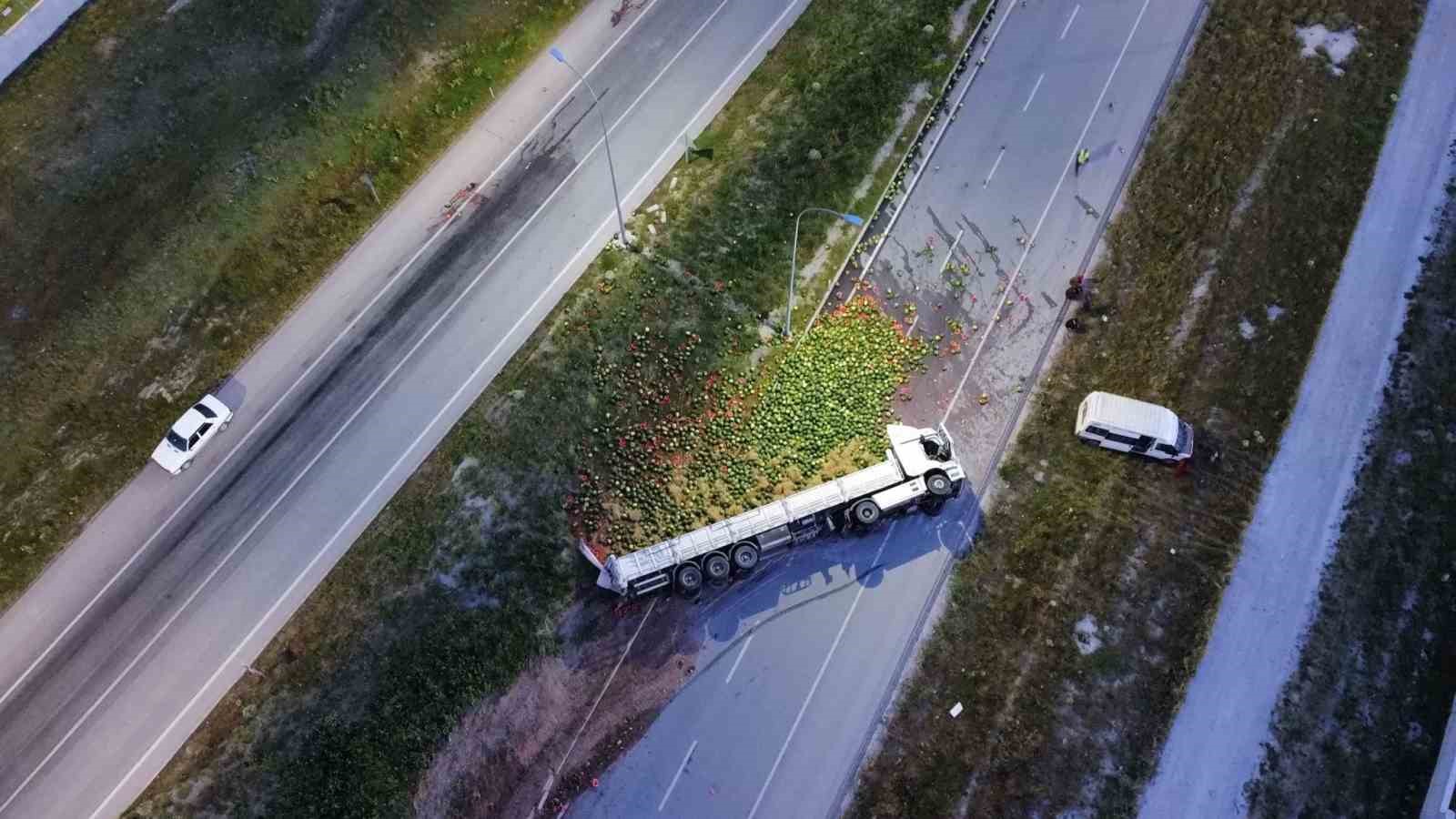 Afyonkarahisar'da devrilen karpuz yüklü tır trafikte kriz yarattı.