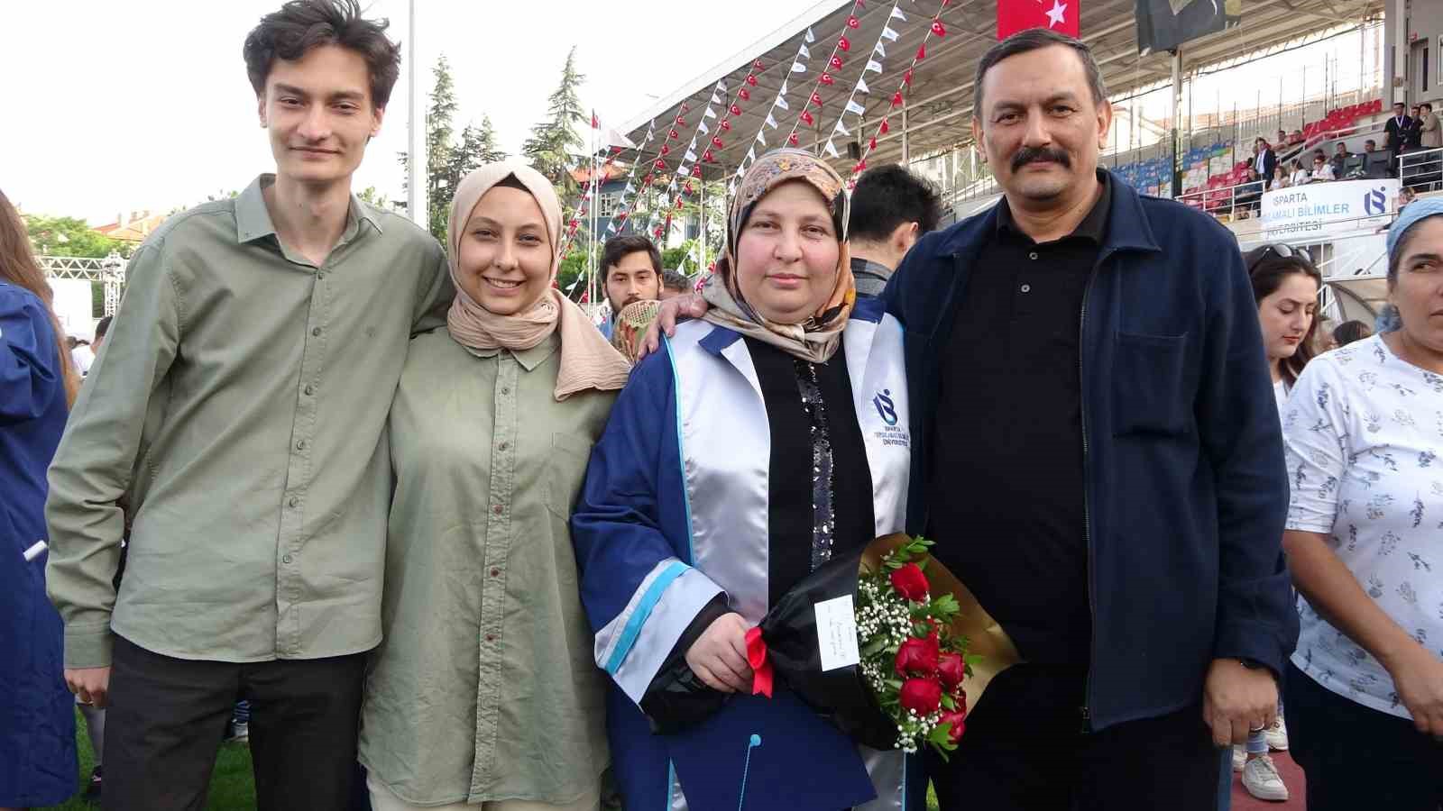 Evli ve 3 Çocuk Annesi 43 Yaşındaki Safiye Batmaz Gönen MYO'dan Mezun Oldu