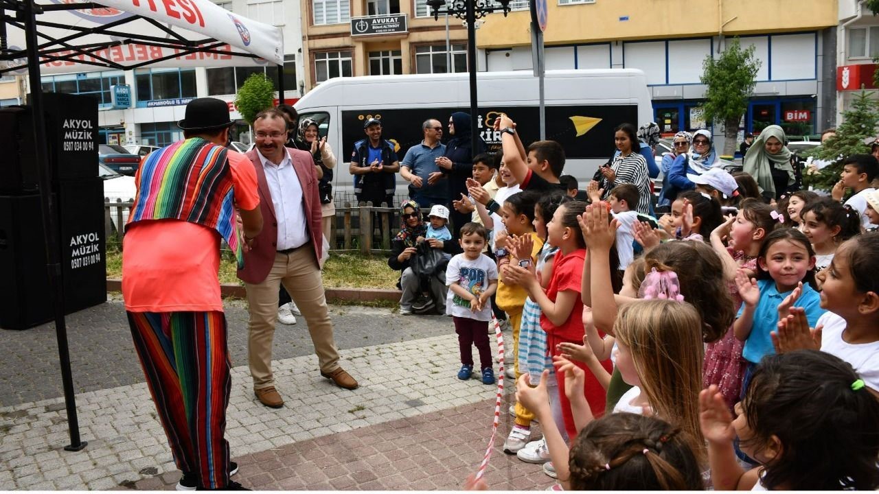 Emet'te Öğrenciler Karnelerini Alarak Eğlendiler