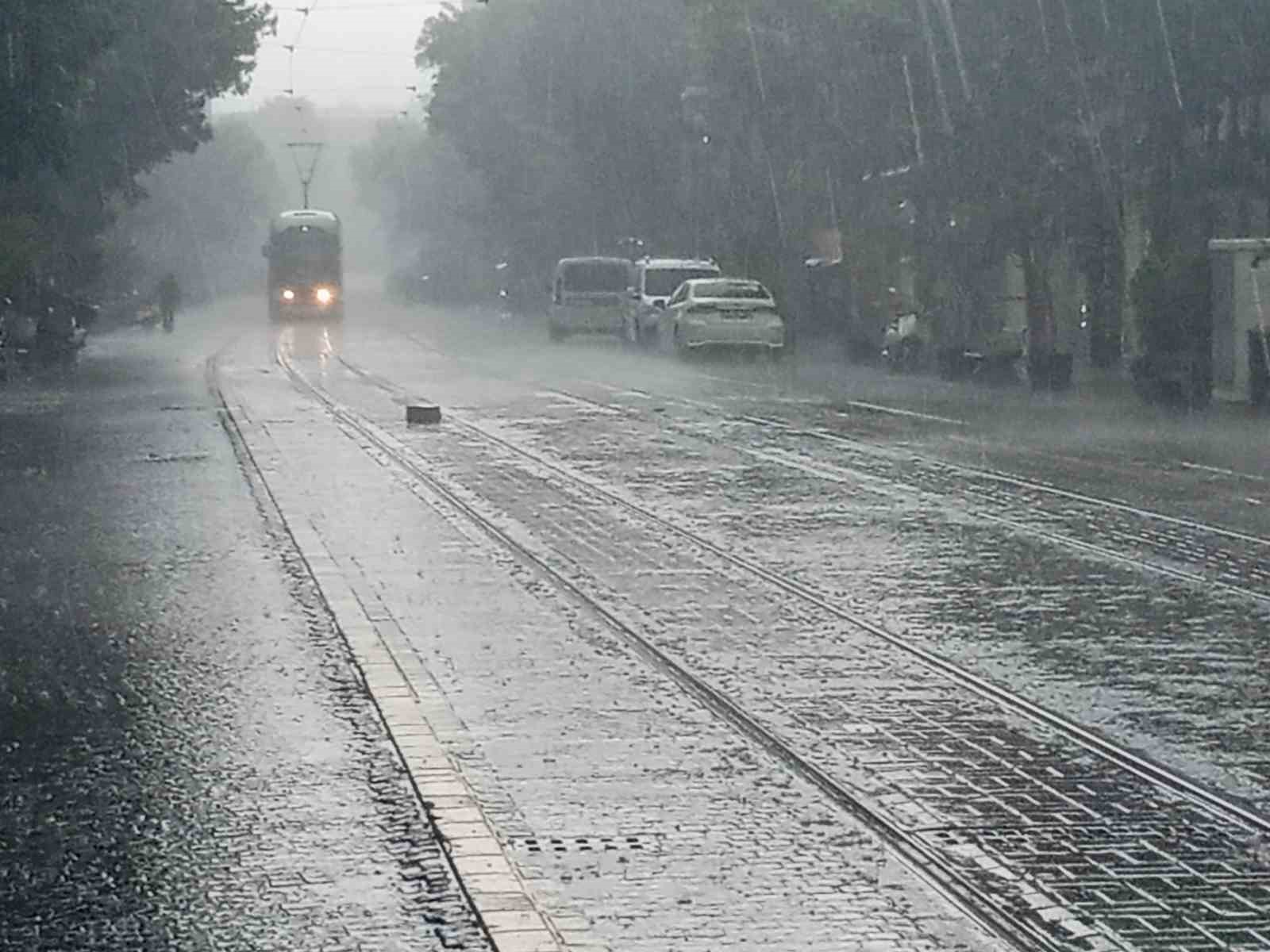 Eskişehir'de şiddetli sağanak yağmur etkili oldu