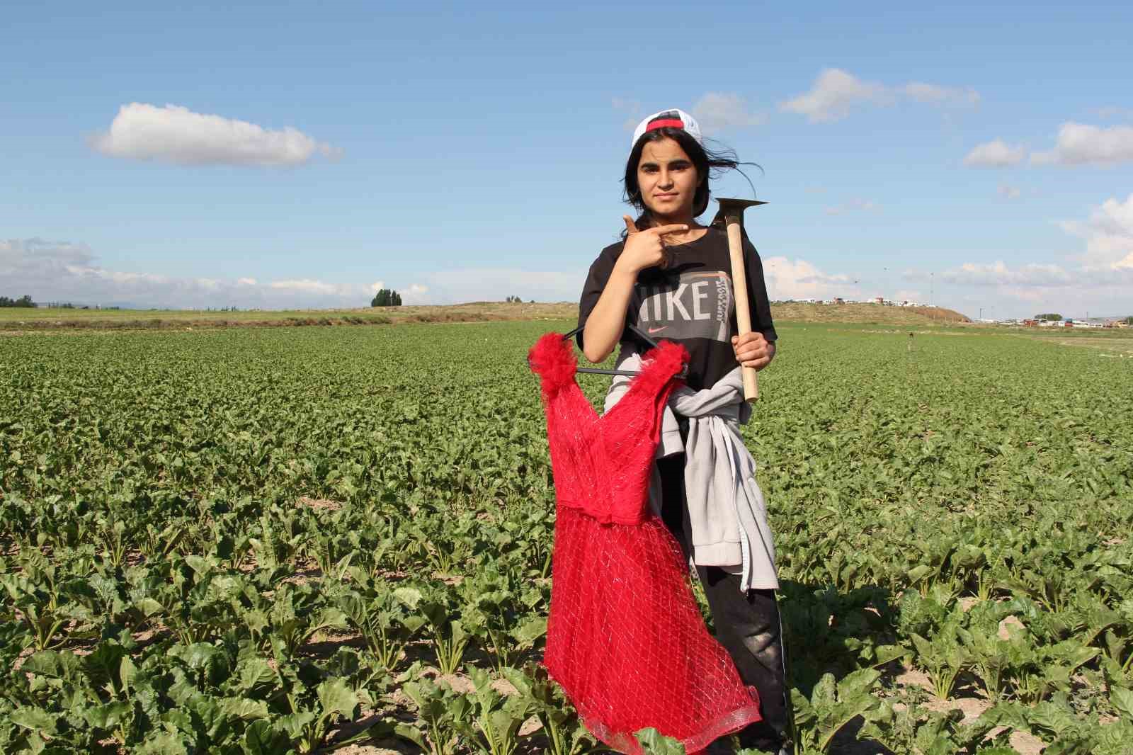 Mezuniyet elbisesi için tarlada çalışan 13 yaşındaki Narin'in hayalini gerçekleştirdiler