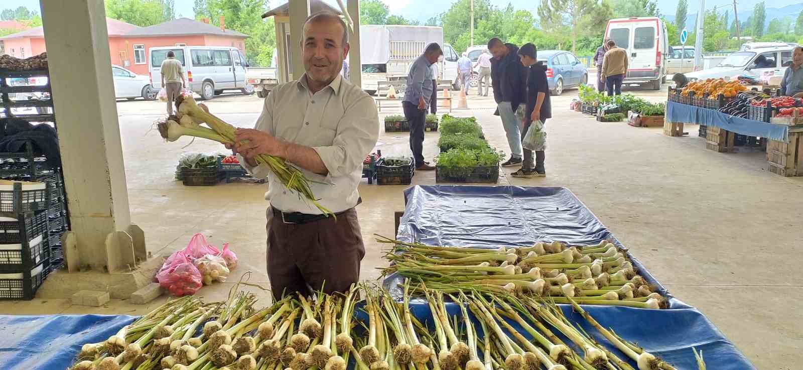 Hisarcık'ta yerli sarımsak çıktı, fiyatlar düştü