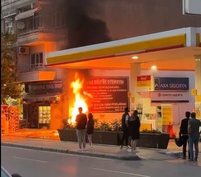 Eskişehir'deki Akaryakıt İstasyonu Önünde Motosiklet Yangını Paniğe Neden Oldu.