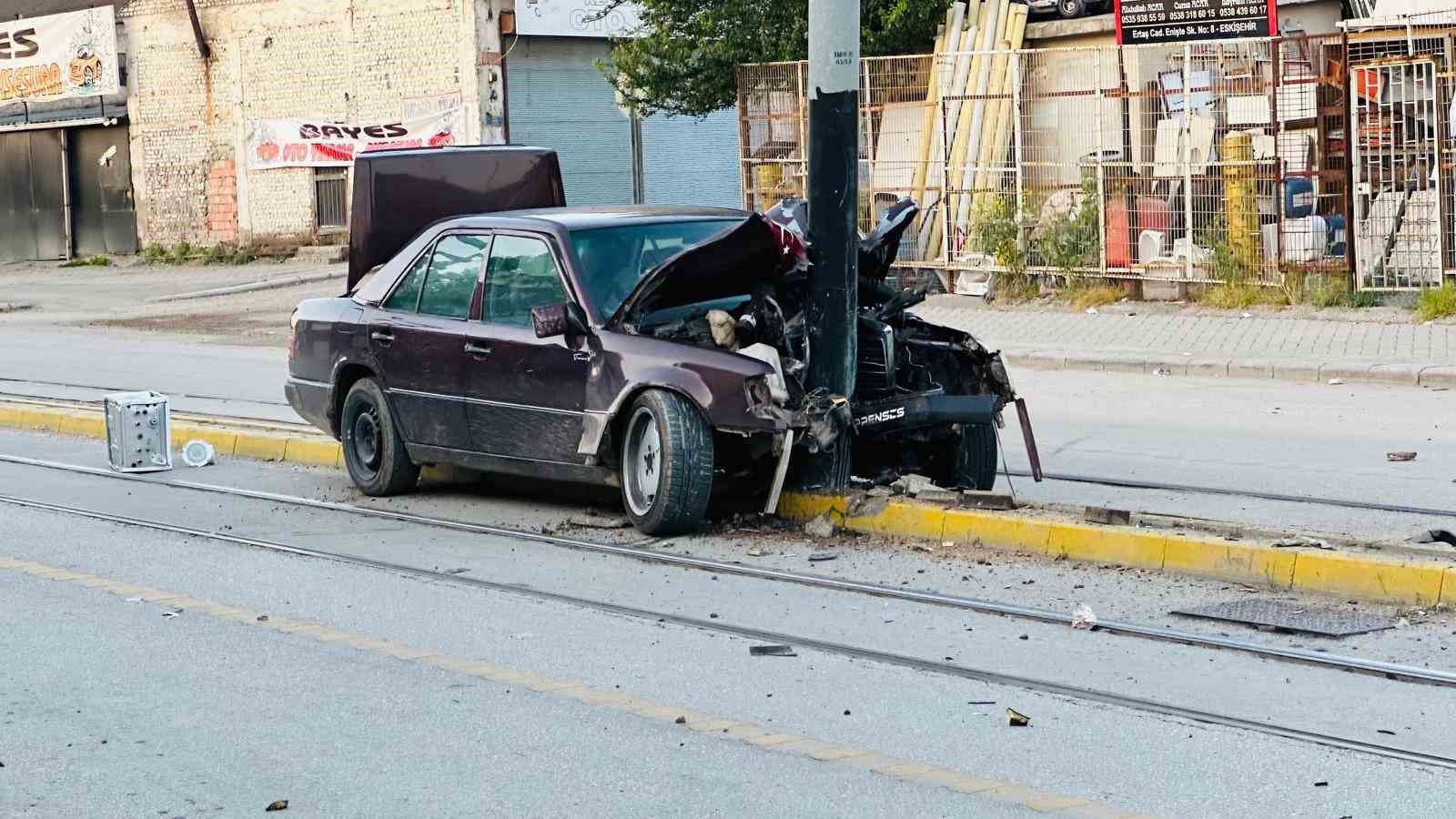 Eskişehir'de Otomobil Tramvay Kataner Direğine Çarptı: 2 Yaralı ve Ulaşım Aksadı