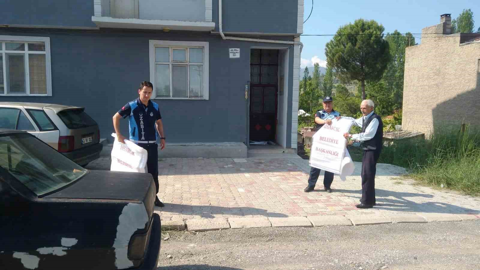 Hisarcık Belediyesi, Kurban Bayramı için 4 bin kurban atık poşeti dağıttı.