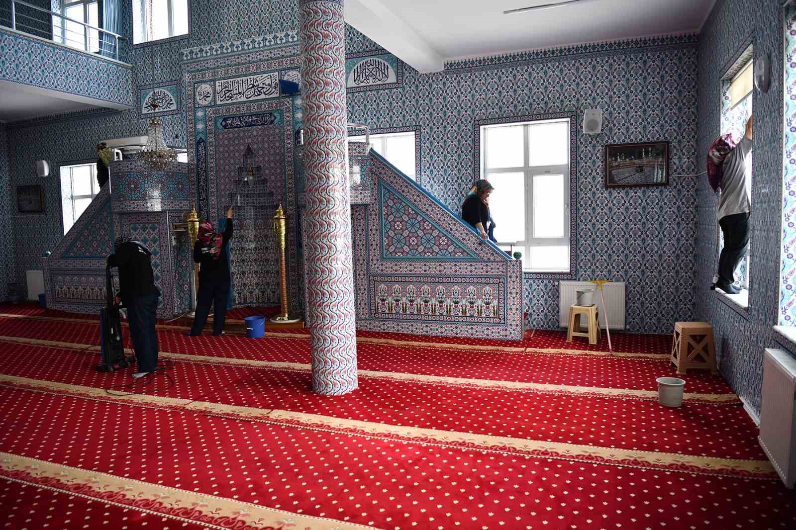 Tepebaşı Belediyesi, Kurban Bayramı öncesinde cami temizliklerini sıklaştırdı.