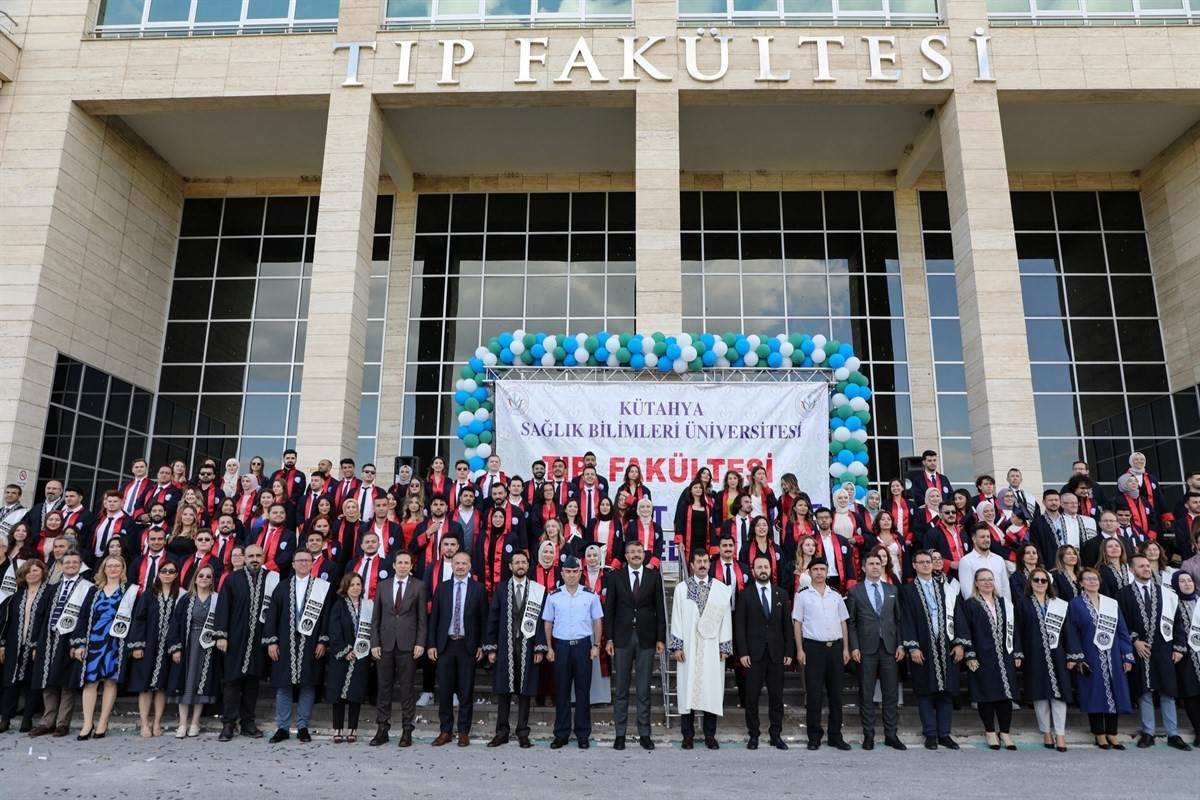 KSBÜ Tıp Fakültesi 104 öğrencisi mezuniyet coşkusuyla hekimlik mesleğine adım attı.