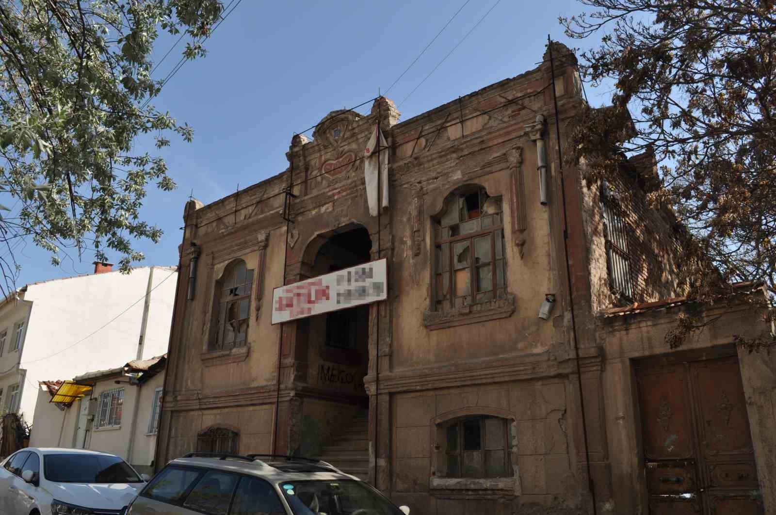 Eskişehir'de tarihî 'art nouveau' binasının bakımsızlığına özensiz kişiler zarar verdi