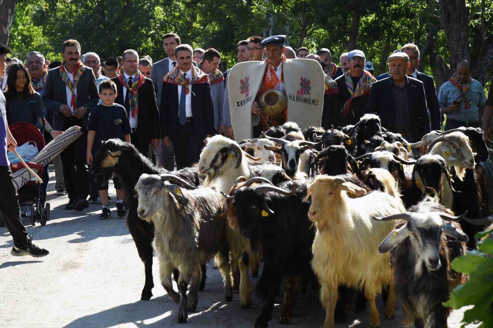 Isparta'da 400 Yıllık Gelenek Yeniden Canlandı: Kurban İndirme Festivali