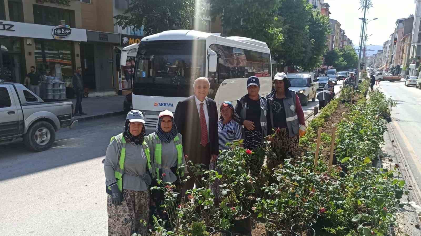 Bozüyük'te tramvay hattı orta refüjleri renklendi!