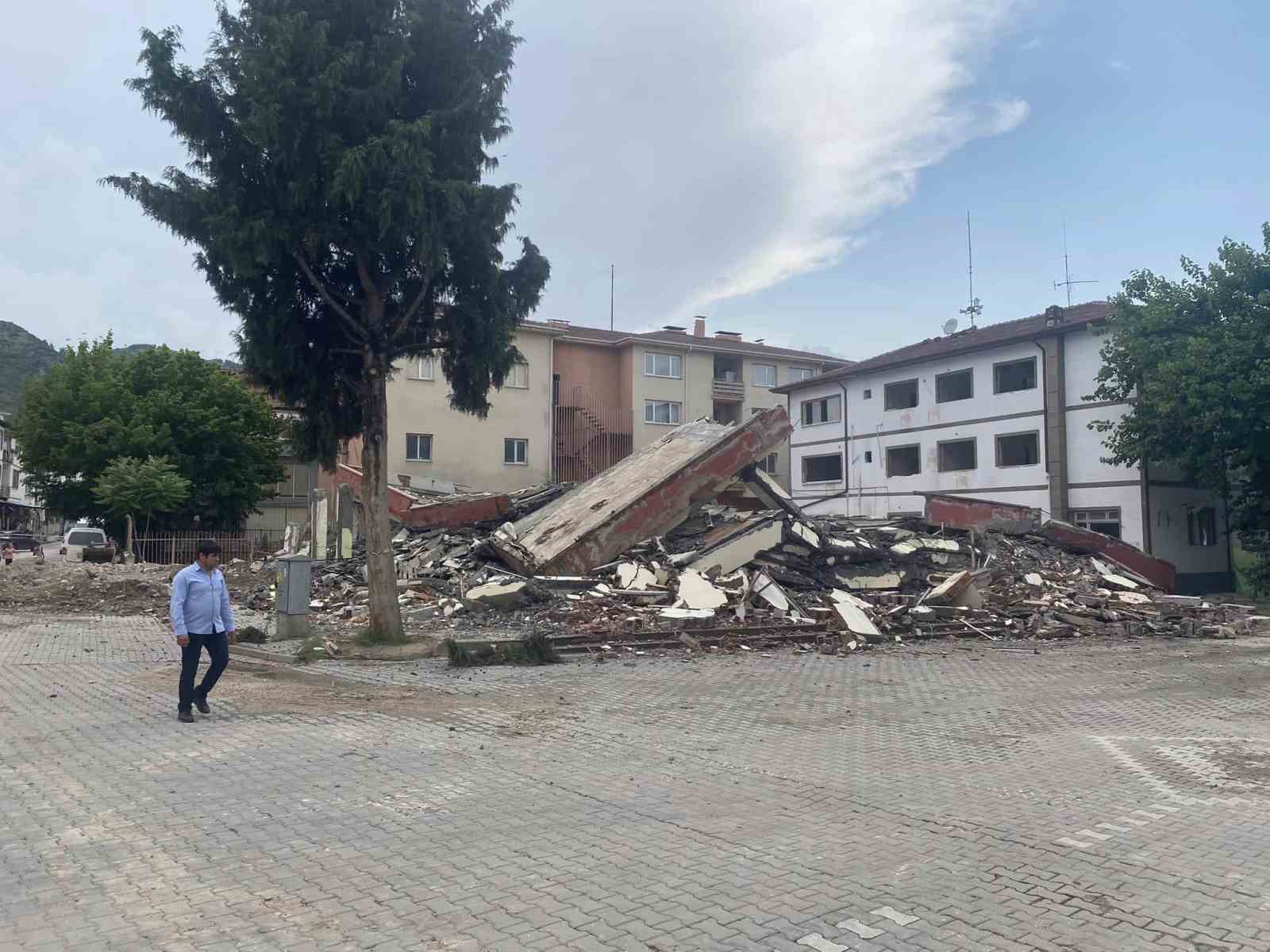 Osmaneli Belediyesi Kendi İmkanlarıyla Binayı Yıktı