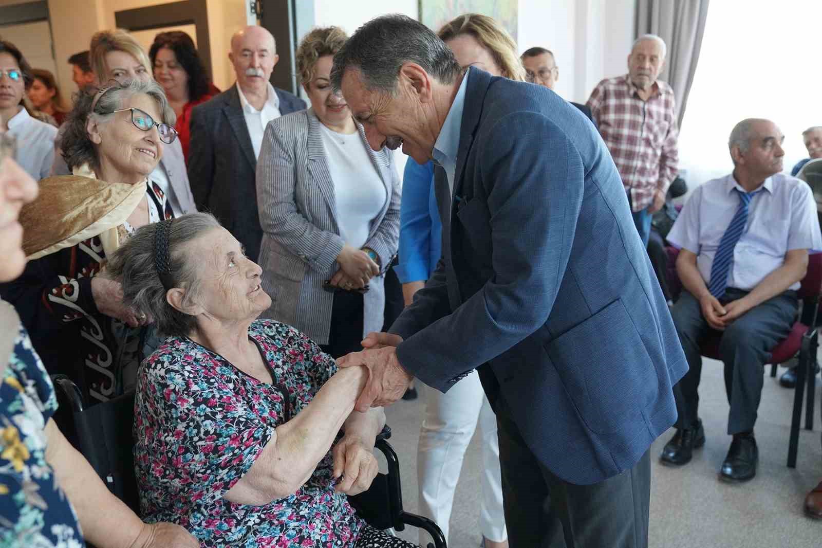 Tepebaşı Belediye Başkanı Ahmet Ataç Alzheimer ve yaşlı bakım merkezlerinde bayram yaptı