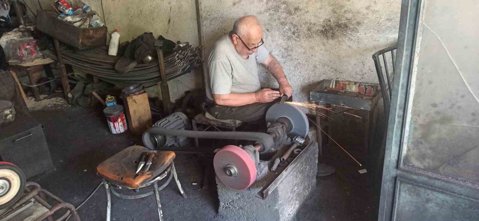 Bıçak Ustası Çeşmeci, Bayram Öncesinde Yoğun Mesai Harcıyor (Osmaneli)