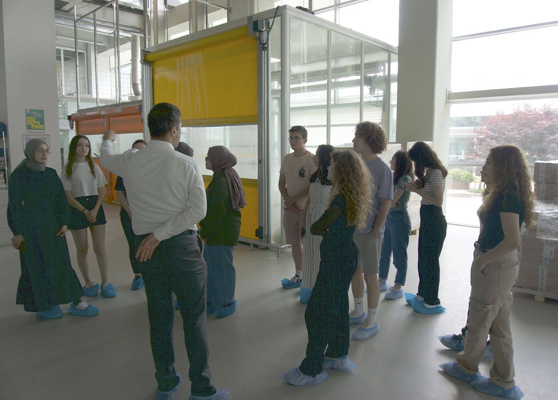 Eczacılık öğrencileri Sakarya'da ilaç fabrikasını gezdi.