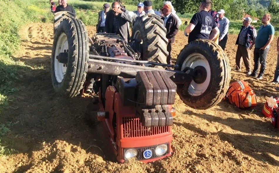 Kütahya'da Tarla Kazası: Traktör Devrilince Çiftçi Hayatını Kaybetti