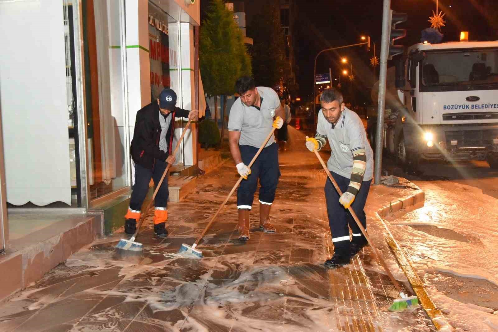 Bozüyük'ün İşlek Caddesi İsmet İnönü Deterjanla Köpürtülerek Yıkandı