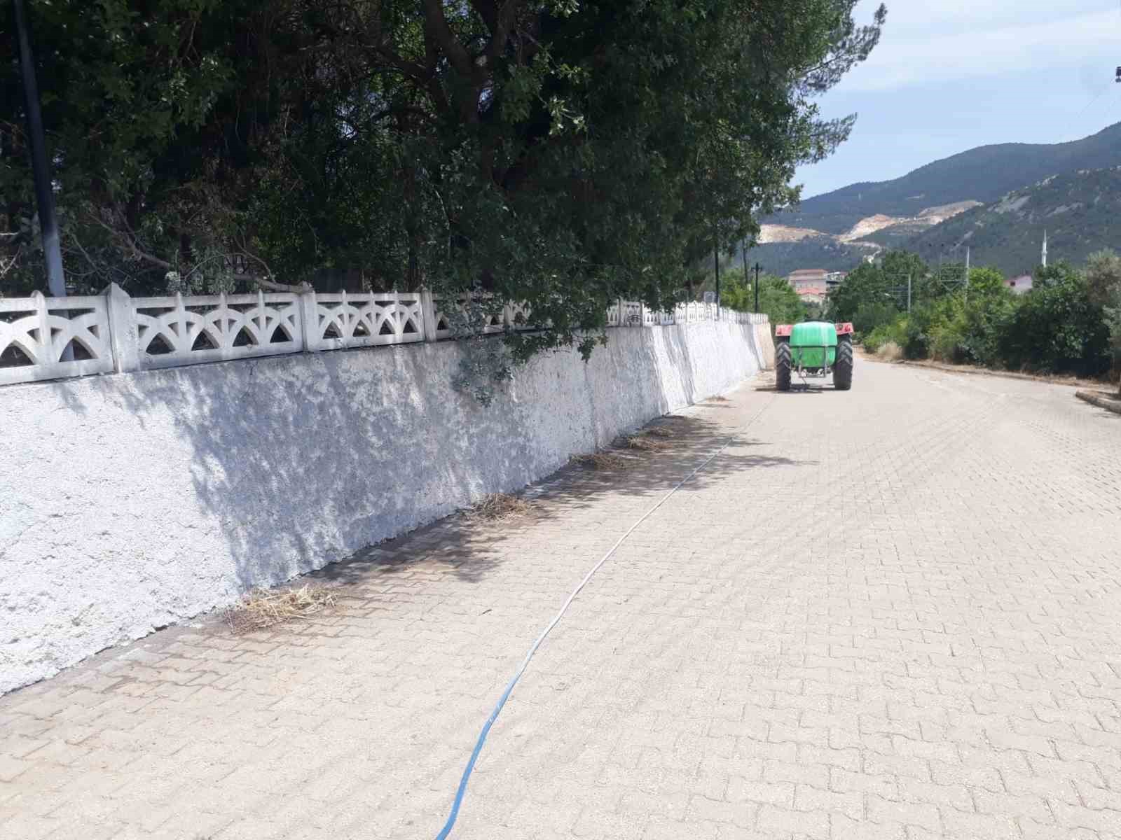 Bayırköy'de Kurban Bayramı öncesi temizlik çalışmaları hız kazandı.