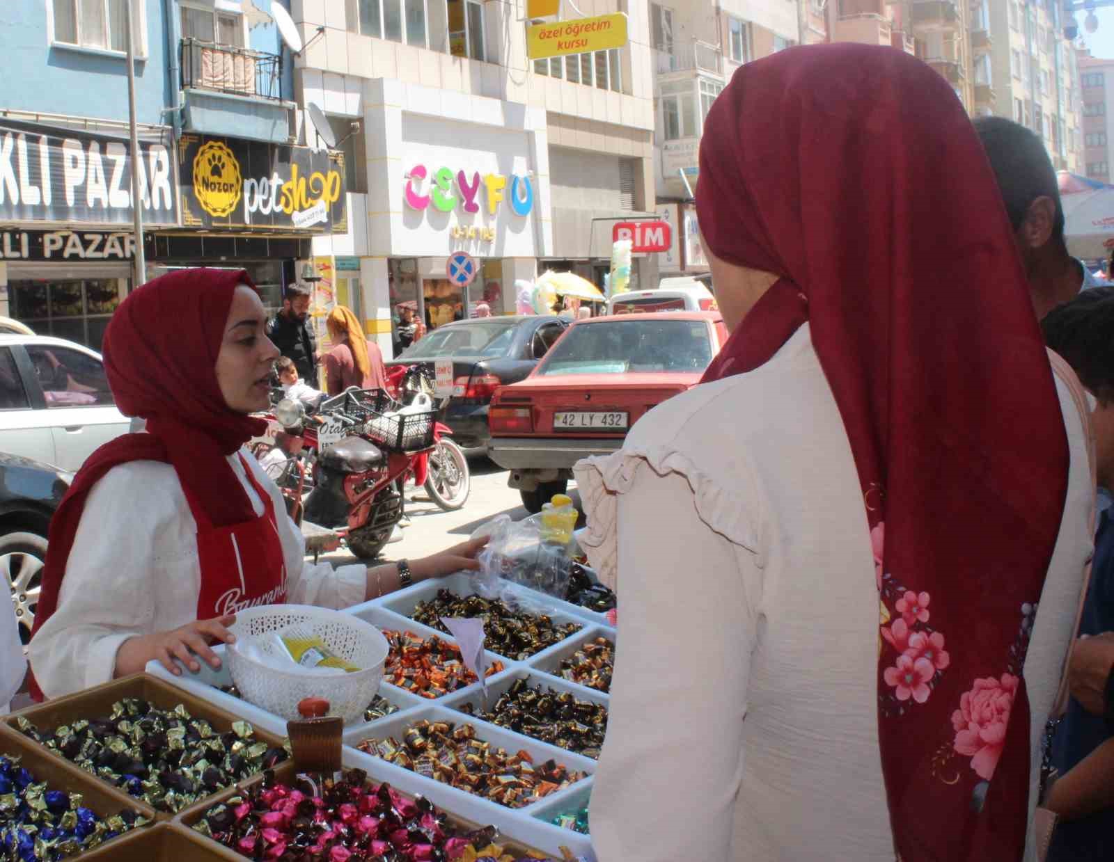 Afyonkarahisar'da Arife günü semt pazarları adeta doldu taştı.