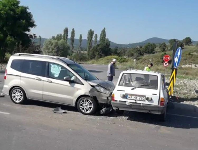 Tavşanlı'da Çarpışan Araçlarda 5 Yaralı