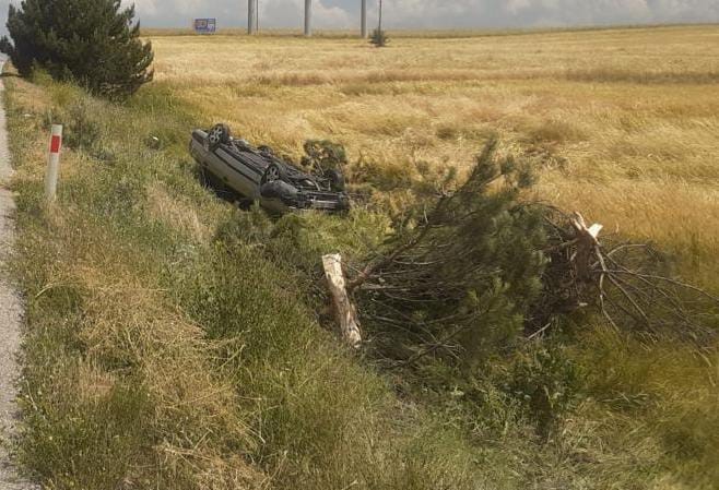 Afyonkarahisar'da takla atan otomobilde evli çift ölümden döndü