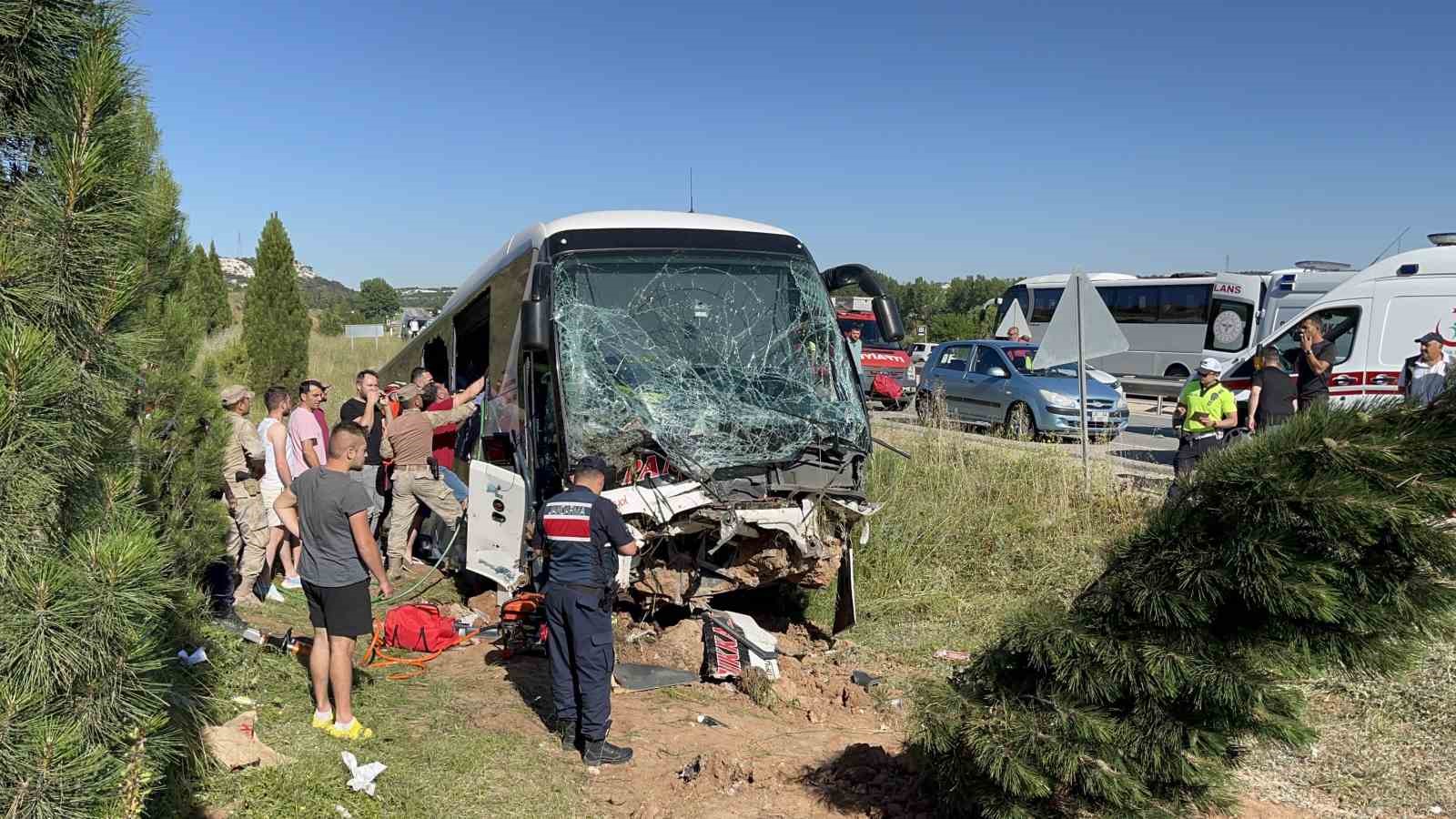 Eskişehir'e yakınlarındaki D230 yolunda otobüs kazası. (Eskişehir'de Otobüs Kaza Yaptı)