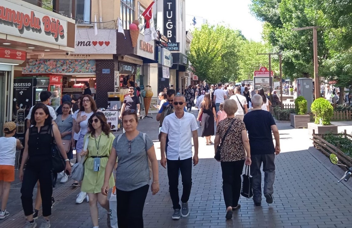 Eskişehir'de Vatandaşlar Güneşli Havada Gezmeye Çıktı