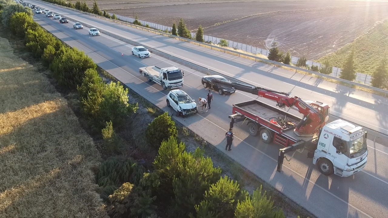 Afyonkarahisar'da şarampole düşen otomobilde 3 yaralı.