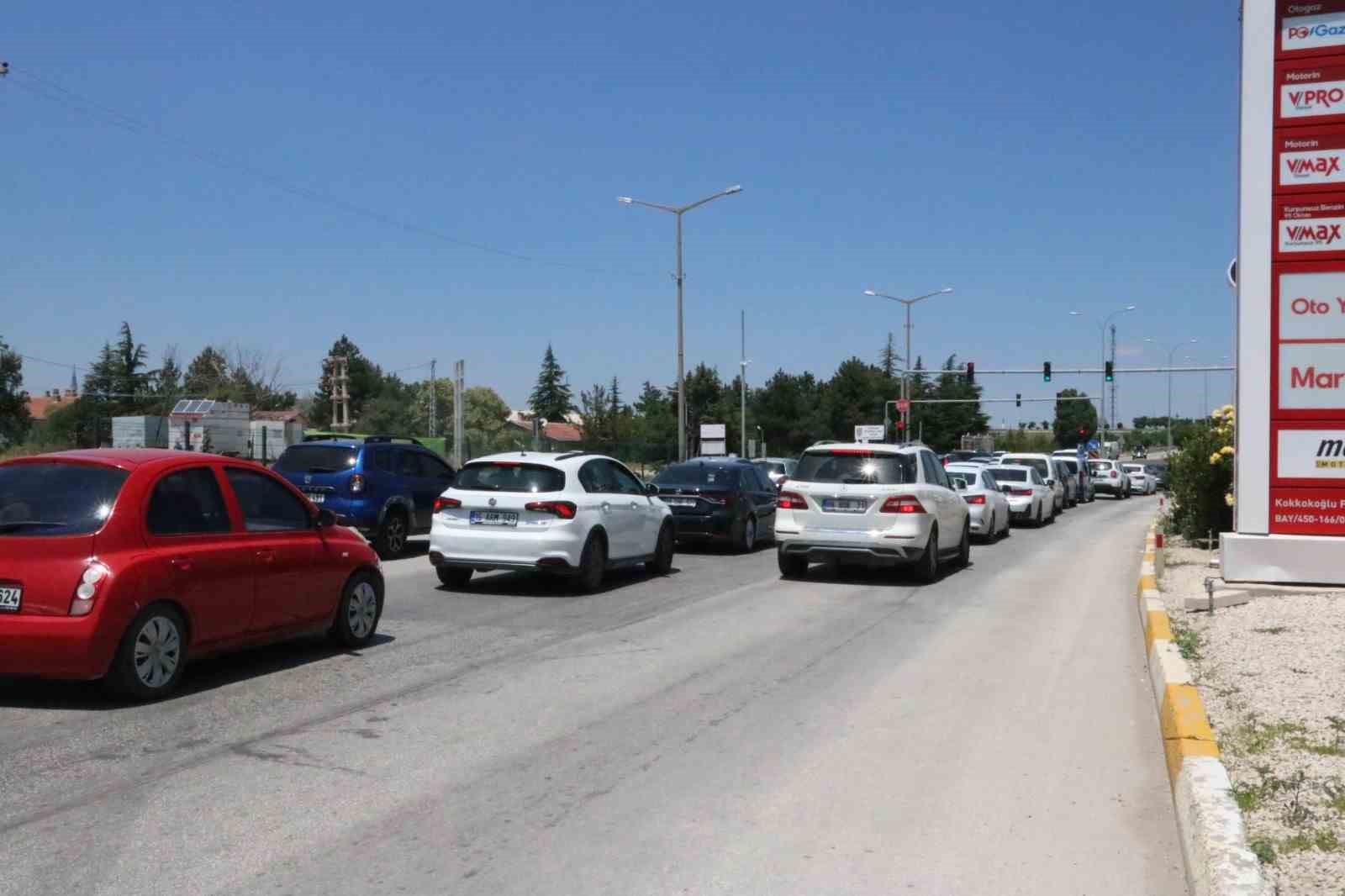 Afyonkarahisar-Antalya yolu bayram yoğunluğuyla doldu